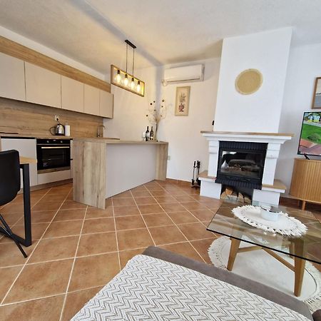 Village Apartment Zagvozd Esterno foto